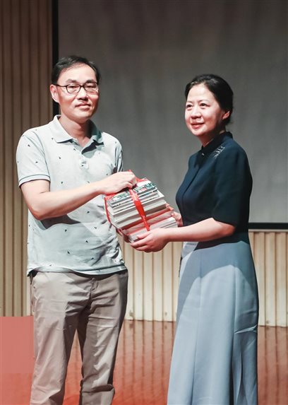上海译文出版社总编辑马胜向市三女中校长潘敬芳赠送书籍.jpg