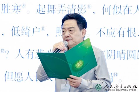 穿着西装笔挺的男子与配字&#xA;&#xA;描述已自动生成