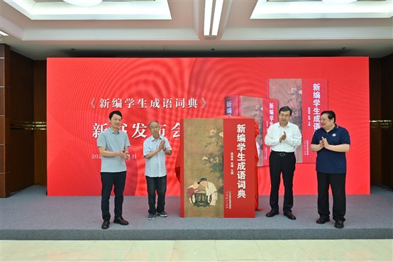 一群人站在商店门口&#xA;&#xA;描述已自动生成