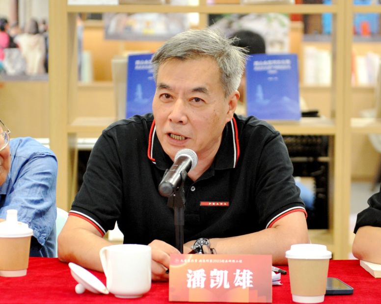 9评论家、中国作协小说委员会副主任潘凯雄.jpg