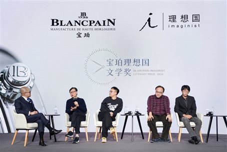 人们在看台上的人和男子的照片和文字&#xA;&#xA;中度可信度描述已自动生成