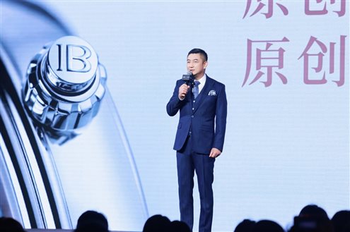 穿着西装笔挺的男子正在演讲&#xA;&#xA;描述已自动生成