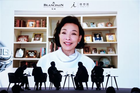 架子上放满了不同类型的小孩&#xA;&#xA;中度可信度描述已自动生成