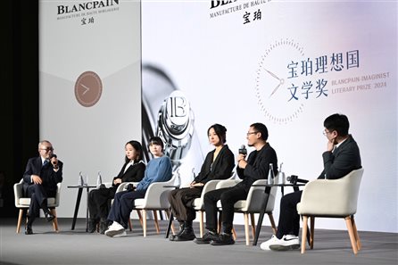 一群人围坐在桌子边&#xA;&#xA;描述已自动生成