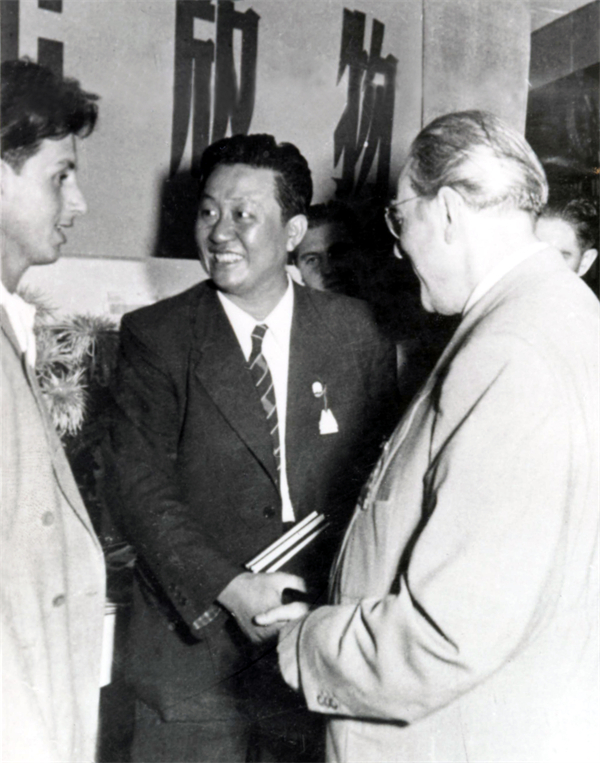 1953年9月，国际书店（国图集团前身）副总经理曹健飞参加民主德国莱比锡展览，向德国总理格罗提渥赠送《毛泽东选集》。.jpg