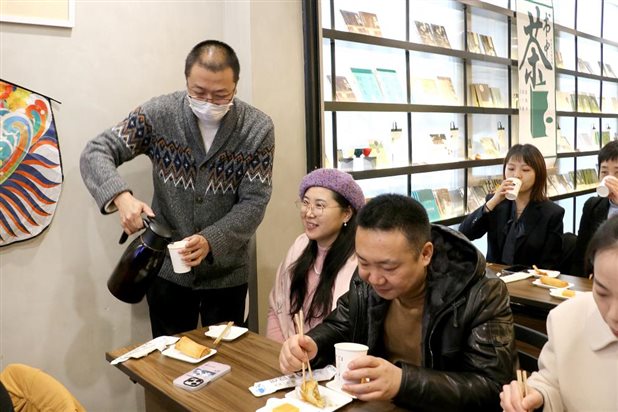 为大家倒老北京豆汁儿