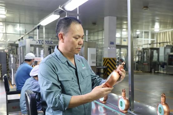 成品酒检验班吕相文正在工作