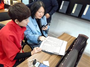 /Users/llt/Desktop/以古琴为代表的中国音乐发展/古琴活动修图/读者翻阅有关乐谱的图书01.JPG读者翻阅有关乐谱的图书01