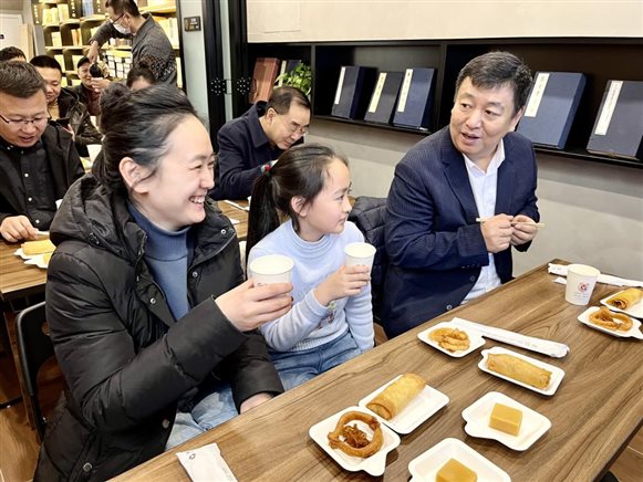 边喝豆汁儿，边聊天，轻松愉快
