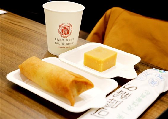 豆汁儿、春饼和豌豆黄，“下午茶”绝配