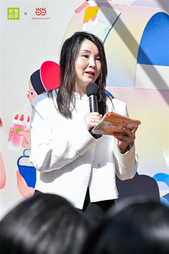 人手里拿着伞&#xA;&#xA;低可信度描述已自动生成