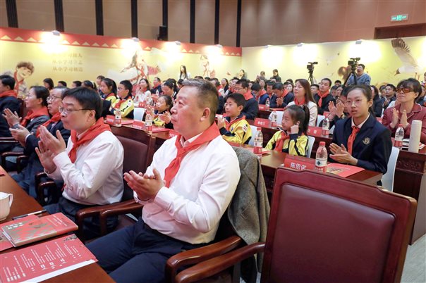 各部门负责同志以及学界、儿童文学界、教育界、青少年研究领域专家、全国优秀少先队辅导员代表、少先队员代表共100余人出席