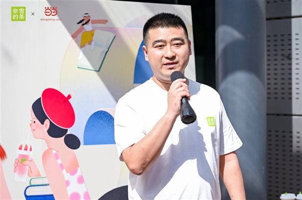 男人拿着手机&#xA;&#xA;中度可信度描述已自动生成
