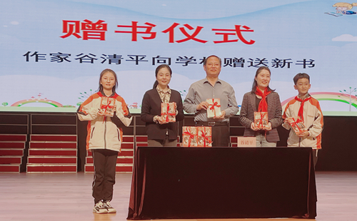 图2 赠书仪式.jpg