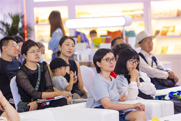 新书发布会现场观众聆听分享.jpg