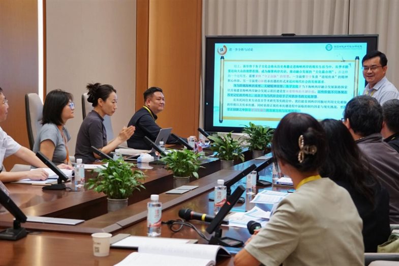 A group of people sitting at a table

AI-generated content may be incorrect.