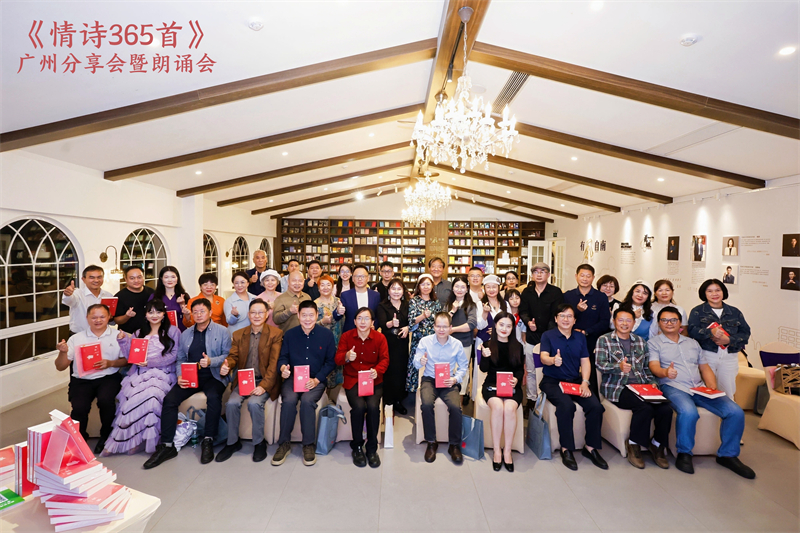 嘉宾与读者合影.jpg 嘉宾与读者合影.jpg