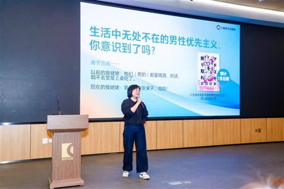 屏幕上的男人和女人站在电视前&#xA;&#xA;AI 生成的内容可能不正确。
