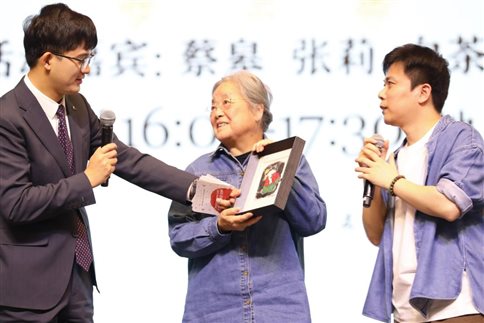 白茶为蔡皋奶奶送上礼物