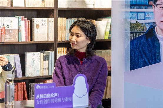 图片包含 人, 室内, 女人, 架子&#xA;&#xA;描述已自动生成