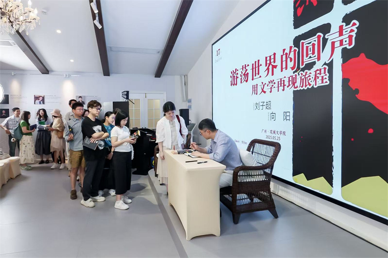 现场签售.jpg