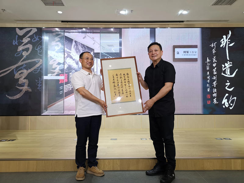 13柯军向凤凰美术馆捐赠作品.jpg