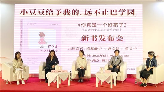 图片包含 室内, 桌子, 人们, 一群&#xA;&#xA;AI 生成的内容可能不正确。