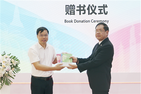 6.漓江出版社与缅甸宣传部印刷与出版司互赠图书