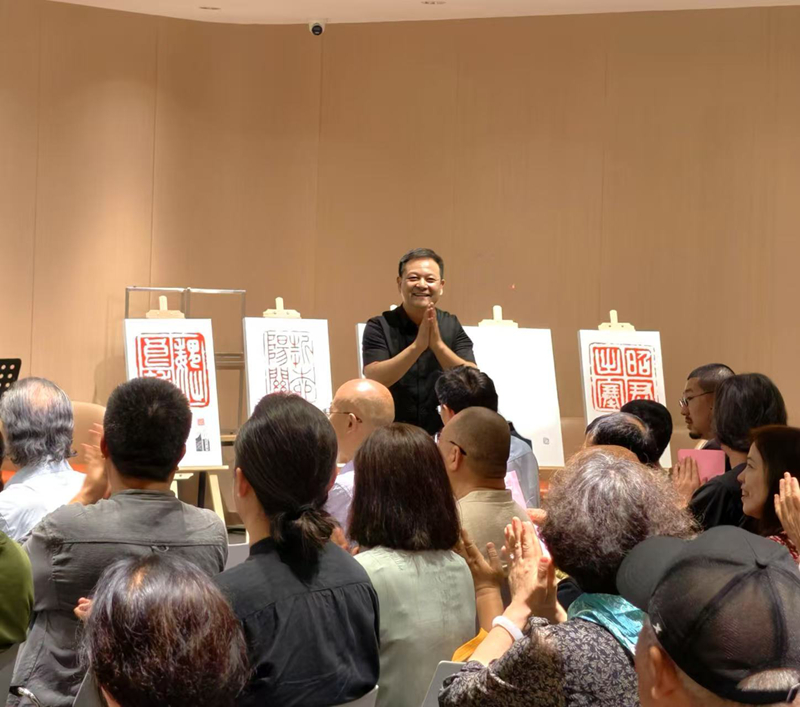 5.昆曲表演艺术家柯军对前来观展的嘉宾朋友们表示感谢.jpg