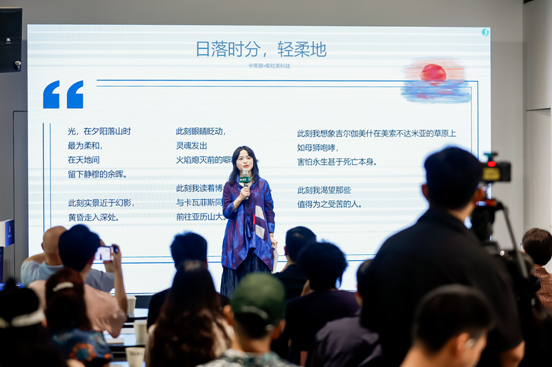 著名诗人吕约现场朗诵了北马其顿国家诗歌奖得主卡蒂察·库拉芙科娃的诗《日落时分，轻柔地》.jpg