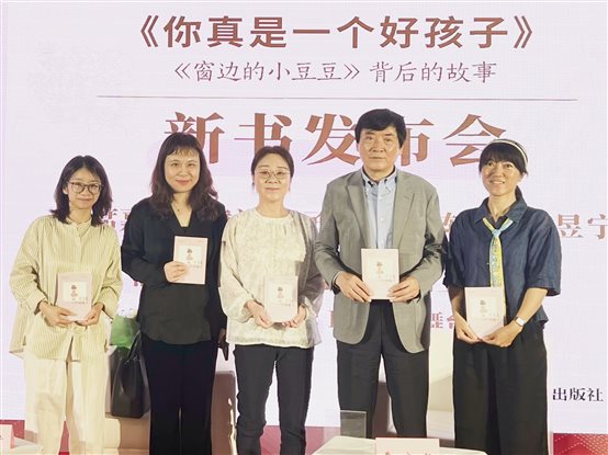 一群人站在壁报板前&#xA;&#xA;AI 生成的内容可能不正确。