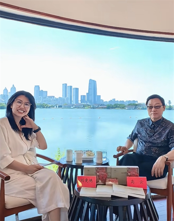 直播对谈场景.jpg