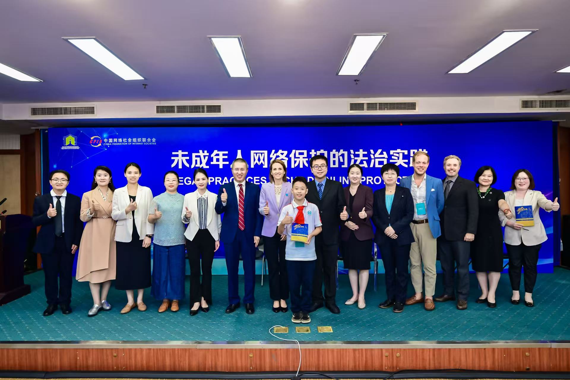 部分与会嘉宾与青少年代表合影.jpg