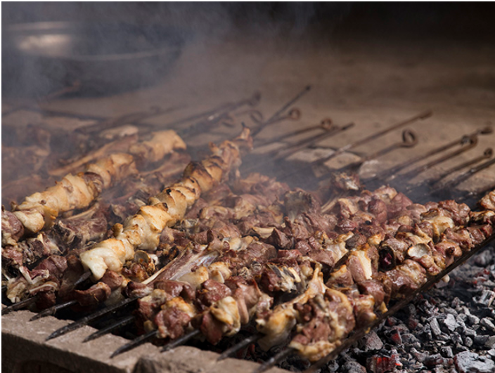 奇特的巴基斯坦饮食文化半夜12点吃晚饭羊肉串有手臂那么长