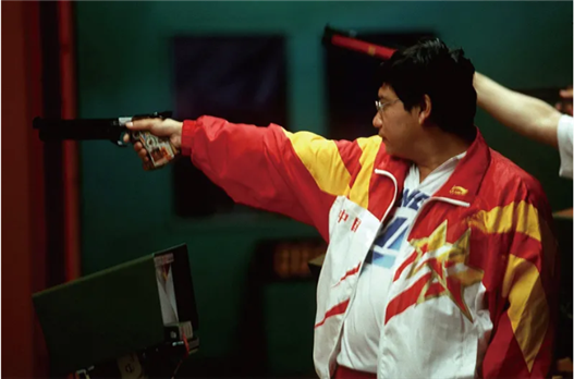 男人伸出手

中度可信度描述已自动生成