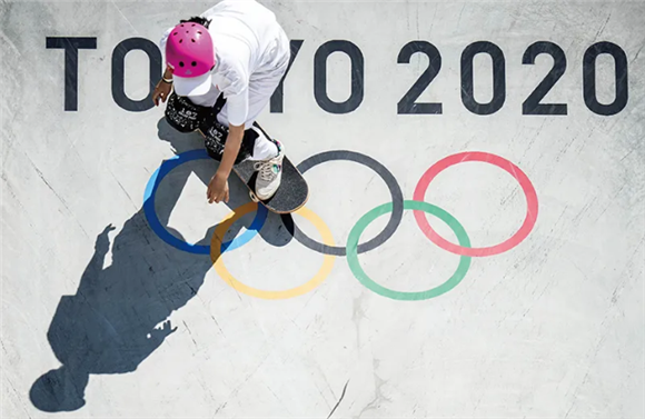 戴帽子的男人在斜坡上玩滑板

中度可信度描述已自动生成