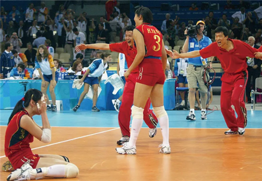 一群人在踢足球

中度可信度描述已自动生成