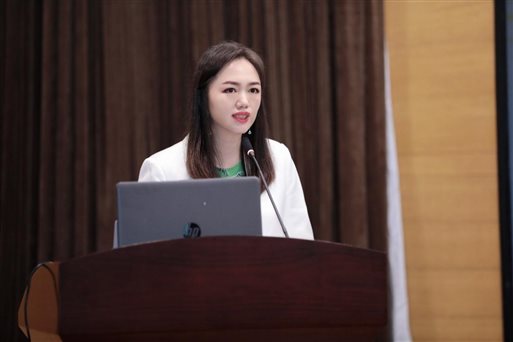 腾讯教育副总裁,腾讯课堂总经理郑洁重庆大学图书馆馆长杨新涯在