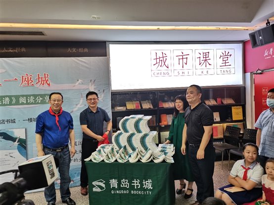 一群人在商店里

描述已自动生成