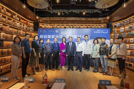 大厅里的人们

描述已自动生成