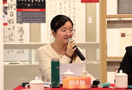 她认为周晓枫的绘本是带有母性的写作,作家用一种俯瞰的,带有悲悯的