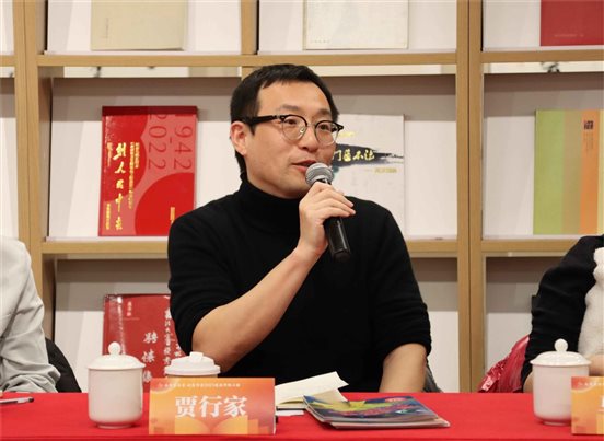 作家,得到专职作者贾行家贾行家讲了三点感受,一是周晓枫创作的跨界