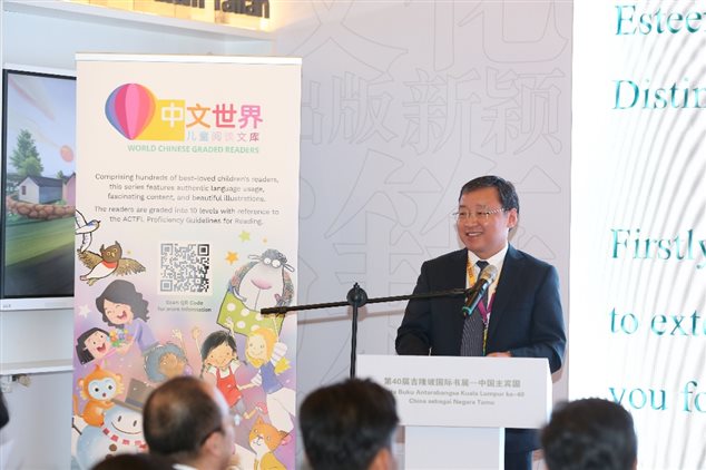 人们在看台上的人和男子的照片和文字

低可信度描述已自动生成