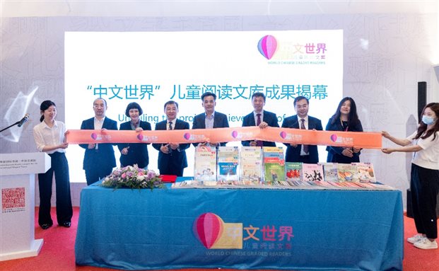 一群人站在桌子边

描述已自动生成