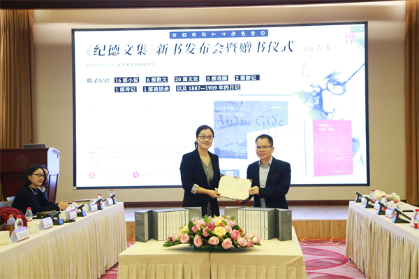 外院图书馆馆长张晓雁与陈宾杰.jpg 外院图书馆馆长张晓雁与陈宾杰.jpg