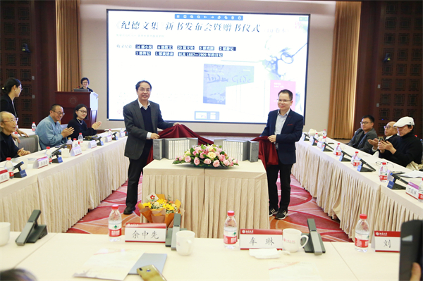 花城副总编辑陈宾杰向院长陈明敬赠文集.jpg 花城副总编辑陈宾杰向院长陈明敬赠文集.jpg