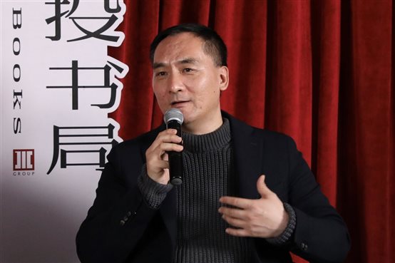 人拿着手机

描述已自动生成