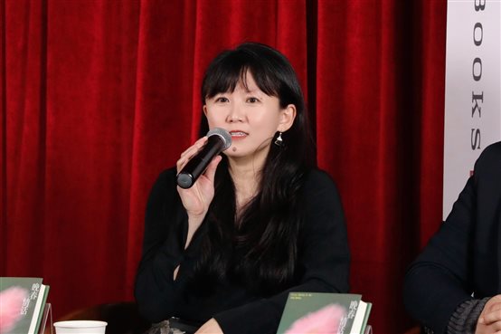 图片包含 窗帘, 人, 室内, 桌子

描述已自动生成