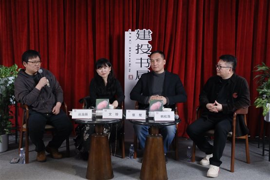 图片包含 窗帘, 人, 室内, 桌子

描述已自动生成