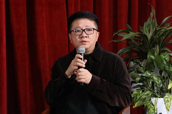 人拿着手机

描述已自动生成